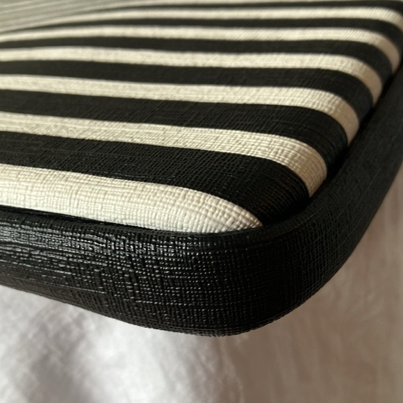 Kate Spade: Black/White Strip Computer Laptop Padded Zip Case/Sleeve - Picture 12 of 16